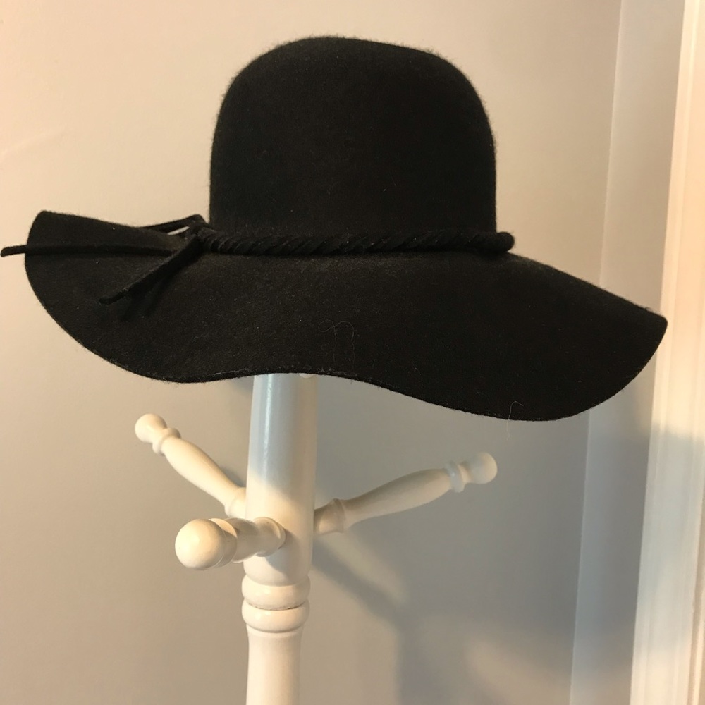Black wide brimmed hat
